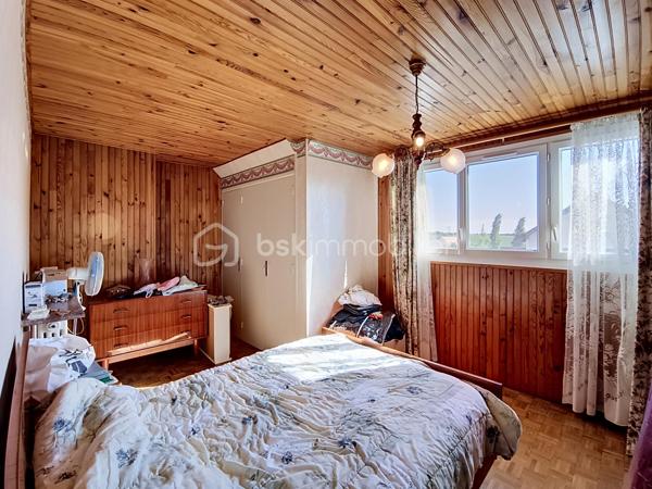 Maison familiale avec sous-sol total – Secteur calme et recherché de Louvres

Située dans une petite impasse, dans un environnement paisible, venez découvrir cette agréable maison familiale offrant de beaux volumes et un fort potentiel d’aménagement.

Édifiée sur un sous-sol total en rez-de-jardin, la maison dispose :
✔️ D’un double garage
✔️ D’une cuisine d’été
✔️ D’une chaufferie
✔️ D’un accès indépendant permettant de rejoindre directement l’habitation depuis le sous-sol

Au premier niveau, vous découvrirez :

Une entrée desservant un vaste espace de vie lumineux comprenant séjour et salle à manger
Une cuisine dinatoire idéale pour les repas en famille
Une chambre avec placard
Une salle d’eau
Un WC indépendant

À l’étage :

Un grand palier desservant 3 chambres avec placards
Deux pièces traversantes pouvant être aménagées selon vos besoins : bureau, dressing, salle de sport ou salle de jeux
Une pièce supplémentaire actuellement utilisée en grenier, offrant un beau potentiel d’aménagement après isolation

Côté extérieur :

À l’avant, une grande terrasse avec une vue dégagée
À l’arrière, un jardin agréable pour profiter des beaux jours en toute tranquillité

Les + :

Secteur calme et familial
Maison avec beaux volumes
Nombreuses possibilités d’aménagement
Sous-sol total
Maison située dans une impasse

Une maison idéale pour une famille recherchant calme, espace et confort à proximité des commodités.
