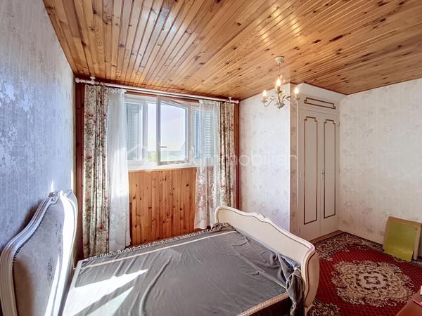 Maison familiale avec sous-sol total – Secteur calme et recherché de Louvres

Située dans une petite impasse, dans un environnement paisible, venez découvrir cette agréable maison familiale offrant de beaux volumes et un fort potentiel d’aménagement.

Édifiée sur un sous-sol total en rez-de-jardin, la maison dispose :
✔️ D’un double garage
✔️ D’une cuisine d’été
✔️ D’une chaufferie
✔️ D’un accès indépendant permettant de rejoindre directement l’habitation depuis le sous-sol

Au premier niveau, vous découvrirez :

Une entrée desservant un vaste espace de vie lumineux comprenant séjour et salle à manger
Une cuisine dinatoire idéale pour les repas en famille
Une chambre avec placard
Une salle d’eau
Un WC indépendant

À l’étage :

Un grand palier desservant 3 chambres avec placards
Deux pièces traversantes pouvant être aménagées selon vos besoins : bureau, dressing, salle de sport ou salle de jeux
Une pièce supplémentaire actuellement utilisée en grenier, offrant un beau potentiel d’aménagement après isolation

Côté extérieur :

À l’avant, une grande terrasse avec une vue dégagée
À l’arrière, un jardin agréable pour profiter des beaux jours en toute tranquillité

Les + :

Secteur calme et familial
Maison avec beaux volumes
Nombreuses possibilités d’aménagement
Sous-sol total
Maison située dans une impasse

Une maison idéale pour une famille recherchant calme, espace et confort à proximité des commodités.