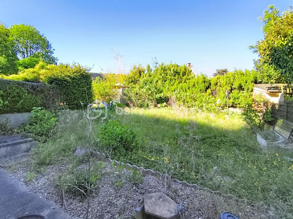 Maison familiale avec sous-sol total – Secteur calme et recherché de Louvres

Située dans une petite impasse, dans un environnement paisible, venez découvrir cette agréable maison familiale offrant de beaux volumes et un fort potentiel d’aménagement.

Édifiée sur un sous-sol total en rez-de-jardin, la maison dispose :
✔️ D’un double garage
✔️ D’une cuisine d’été
✔️ D’une chaufferie
✔️ D’un accès indépendant permettant de rejoindre directement l’habitation depuis le sous-sol

Au premier niveau, vous découvrirez :

Une entrée desservant un vaste espace de vie lumineux comprenant séjour et salle à manger
Une cuisine dinatoire idéale pour les repas en famille
Une chambre avec placard
Une salle d’eau
Un WC indépendant

À l’étage :

Un grand palier desservant 3 chambres avec placards
Deux pièces traversantes pouvant être aménagées selon vos besoins : bureau, dressing, salle de sport ou salle de jeux
Une pièce supplémentaire actuellement utilisée en grenier, offrant un beau potentiel d’aménagement après isolation

Côté extérieur :

À l’avant, une grande terrasse avec une vue dégagée
À l’arrière, un jardin agréable pour profiter des beaux jours en toute tranquillité

Les + :

Secteur calme et familial
Maison avec beaux volumes
Nombreuses possibilités d’aménagement
Sous-sol total
Maison située dans une impasse

Une maison idéale pour une famille recherchant calme, espace et confort à proximité des commodités.