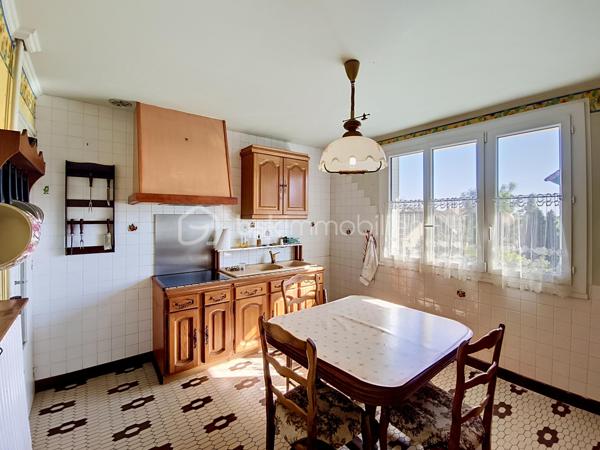 Maison familiale avec sous-sol total – Secteur calme et recherché de Louvres

Située dans une petite impasse, dans un environnement paisible, venez découvrir cette agréable maison familiale offrant de beaux volumes et un fort potentiel d’aménagement.

Édifiée sur un sous-sol total en rez-de-jardin, la maison dispose :
✔️ D’un double garage
✔️ D’une cuisine d’été
✔️ D’une chaufferie
✔️ D’un accès indépendant permettant de rejoindre directement l’habitation depuis le sous-sol

Au premier niveau, vous découvrirez :

Une entrée desservant un vaste espace de vie lumineux comprenant séjour et salle à manger
Une cuisine dinatoire idéale pour les repas en famille
Une chambre avec placard
Une salle d’eau
Un WC indépendant

À l’étage :

Un grand palier desservant 3 chambres avec placards
Deux pièces traversantes pouvant être aménagées selon vos besoins : bureau, dressing, salle de sport ou salle de jeux
Une pièce supplémentaire actuellement utilisée en grenier, offrant un beau potentiel d’aménagement après isolation

Côté extérieur :

À l’avant, une grande terrasse avec une vue dégagée
À l’arrière, un jardin agréable pour profiter des beaux jours en toute tranquillité

Les + :

Secteur calme et familial
Maison avec beaux volumes
Nombreuses possibilités d’aménagement
Sous-sol total
Maison située dans une impasse

Une maison idéale pour une famille recherchant calme, espace et confort à proximité des commodités.