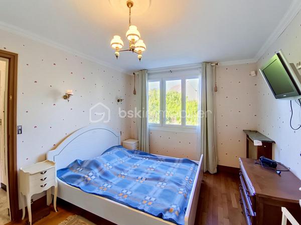 Maison familiale avec sous-sol total – Secteur calme et recherché de Louvres

Située dans une petite impasse, dans un environnement paisible, venez découvrir cette agréable maison familiale offrant de beaux volumes et un fort potentiel d’aménagement.

Édifiée sur un sous-sol total en rez-de-jardin, la maison dispose :
✔️ D’un double garage
✔️ D’une cuisine d’été
✔️ D’une chaufferie
✔️ D’un accès indépendant permettant de rejoindre directement l’habitation depuis le sous-sol

Au premier niveau, vous découvrirez :

Une entrée desservant un vaste espace de vie lumineux comprenant séjour et salle à manger
Une cuisine dinatoire idéale pour les repas en famille
Une chambre avec placard
Une salle d’eau
Un WC indépendant

À l’étage :

Un grand palier desservant 3 chambres avec placards
Deux pièces traversantes pouvant être aménagées selon vos besoins : bureau, dressing, salle de sport ou salle de jeux
Une pièce supplémentaire actuellement utilisée en grenier, offrant un beau potentiel d’aménagement après isolation

Côté extérieur :

À l’avant, une grande terrasse avec une vue dégagée
À l’arrière, un jardin agréable pour profiter des beaux jours en toute tranquillité

Les + :

Secteur calme et familial
Maison avec beaux volumes
Nombreuses possibilités d’aménagement
Sous-sol total
Maison située dans une impasse

Une maison idéale pour une famille recherchant calme, espace et confort à proximité des commodités.
