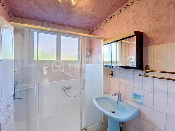 Maison familiale avec sous-sol total – Secteur calme et recherché de Louvres

Située dans une petite impasse, dans un environnement paisible, venez découvrir cette agréable maison familiale offrant de beaux volumes et un fort potentiel d’aménagement.

Édifiée sur un sous-sol total en rez-de-jardin, la maison dispose :
✔️ D’un double garage
✔️ D’une cuisine d’été
✔️ D’une chaufferie
✔️ D’un accès indépendant permettant de rejoindre directement l’habitation depuis le sous-sol

Au premier niveau, vous découvrirez :

Une entrée desservant un vaste espace de vie lumineux comprenant séjour et salle à manger
Une cuisine dinatoire idéale pour les repas en famille
Une chambre avec placard
Une salle d’eau
Un WC indépendant

À l’étage :

Un grand palier desservant 3 chambres avec placards
Deux pièces traversantes pouvant être aménagées selon vos besoins : bureau, dressing, salle de sport ou salle de jeux
Une pièce supplémentaire actuellement utilisée en grenier, offrant un beau potentiel d’aménagement après isolation

Côté extérieur :

À l’avant, une grande terrasse avec une vue dégagée
À l’arrière, un jardin agréable pour profiter des beaux jours en toute tranquillité

Les + :

Secteur calme et familial
Maison avec beaux volumes
Nombreuses possibilités d’aménagement
Sous-sol total
Maison située dans une impasse

Une maison idéale pour une famille recherchant calme, espace et confort à proximité des commodités.
