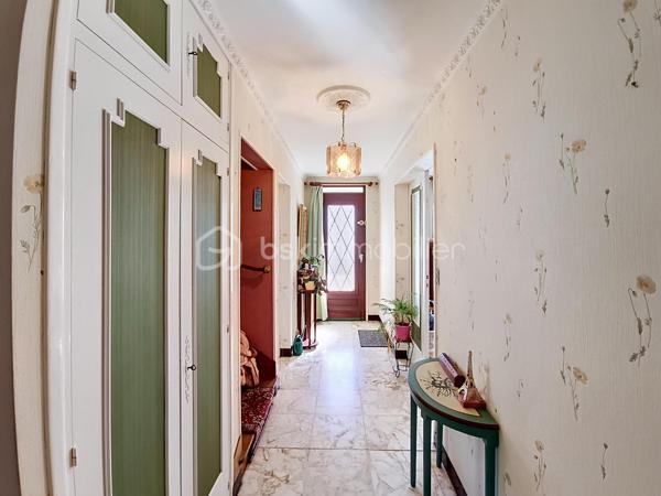 Maison familiale avec sous-sol total – Secteur calme et recherché de Louvres

Située dans une petite impasse, dans un environnement paisible, venez découvrir cette agréable maison familiale offrant de beaux volumes et un fort potentiel d’aménagement.

Édifiée sur un sous-sol total en rez-de-jardin, la maison dispose :
✔️ D’un double garage
✔️ D’une cuisine d’été
✔️ D’une chaufferie
✔️ D’un accès indépendant permettant de rejoindre directement l’habitation depuis le sous-sol

Au premier niveau, vous découvrirez :

Une entrée desservant un vaste espace de vie lumineux comprenant séjour et salle à manger
Une cuisine dinatoire idéale pour les repas en famille
Une chambre avec placard
Une salle d’eau
Un WC indépendant

À l’étage :

Un grand palier desservant 3 chambres avec placards
Deux pièces traversantes pouvant être aménagées selon vos besoins : bureau, dressing, salle de sport ou salle de jeux
Une pièce supplémentaire actuellement utilisée en grenier, offrant un beau potentiel d’aménagement après isolation

Côté extérieur :

À l’avant, une grande terrasse avec une vue dégagée
À l’arrière, un jardin agréable pour profiter des beaux jours en toute tranquillité

Les + :

Secteur calme et familial
Maison avec beaux volumes
Nombreuses possibilités d’aménagement
Sous-sol total
Maison située dans une impasse

Une maison idéale pour une famille recherchant calme, espace et confort à proximité des commodités.