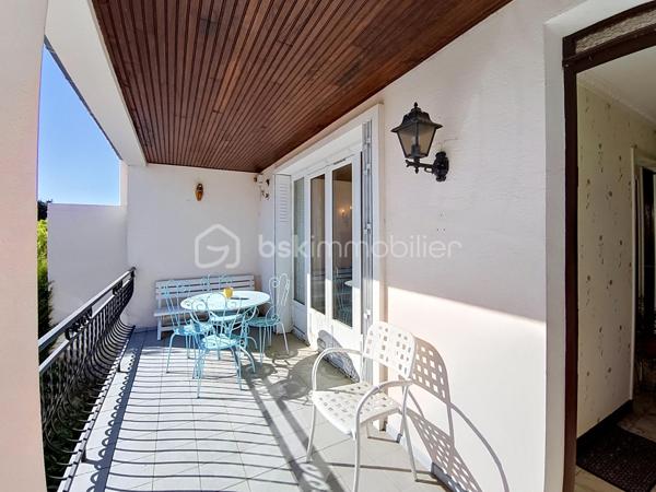 Maison familiale avec sous-sol total – Secteur calme et recherché de Louvres

Située dans une petite impasse, dans un environnement paisible, venez découvrir cette agréable maison familiale offrant de beaux volumes et un fort potentiel d’aménagement.

Édifiée sur un sous-sol total en rez-de-jardin, la maison dispose :
✔️ D’un double garage
✔️ D’une cuisine d’été
✔️ D’une chaufferie
✔️ D’un accès indépendant permettant de rejoindre directement l’habitation depuis le sous-sol

Au premier niveau, vous découvrirez :

Une entrée desservant un vaste espace de vie lumineux comprenant séjour et salle à manger
Une cuisine dinatoire idéale pour les repas en famille
Une chambre avec placard
Une salle d’eau
Un WC indépendant

À l’étage :

Un grand palier desservant 3 chambres avec placards
Deux pièces traversantes pouvant être aménagées selon vos besoins : bureau, dressing, salle de sport ou salle de jeux
Une pièce supplémentaire actuellement utilisée en grenier, offrant un beau potentiel d’aménagement après isolation

Côté extérieur :

À l’avant, une grande terrasse avec une vue dégagée
À l’arrière, un jardin agréable pour profiter des beaux jours en toute tranquillité

Les + :

Secteur calme et familial
Maison avec beaux volumes
Nombreuses possibilités d’aménagement
Sous-sol total
Maison située dans une impasse

Une maison idéale pour une famille recherchant calme, espace et confort à proximité des commodités.