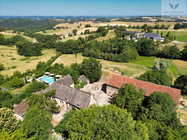 Élégante Demeure du XVIIe Siècle avec Vue Panoramique et Potentiel de Revenus – Aveyron, Occitanie