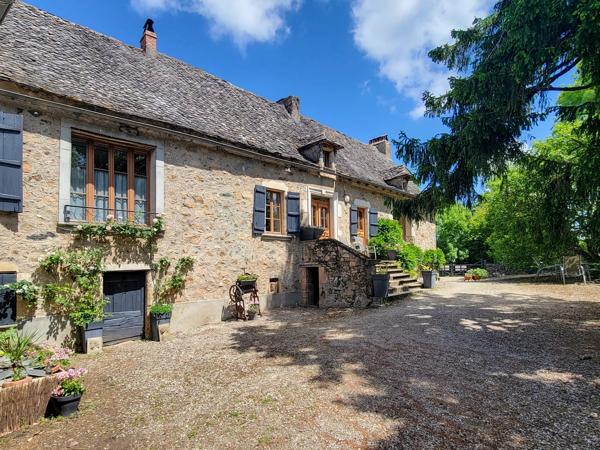 Élégante Demeure du XVIIe Siècle avec Vue Panoramique et Potentiel de Revenus – Aveyron, Occitanie