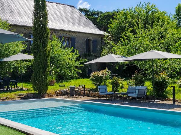 Élégante Demeure du XVIIe Siècle avec Vue Panoramique et Potentiel de Revenus – Aveyron, Occitanie