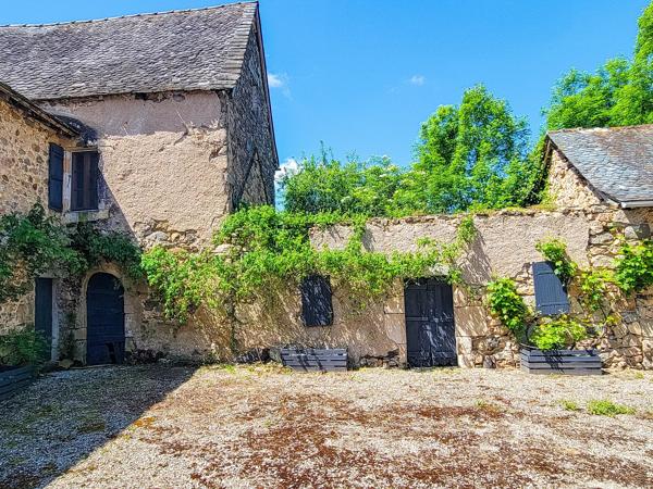 Élégante Demeure du XVIIe Siècle avec Vue Panoramique et Potentiel de Revenus – Aveyron, Occitanie