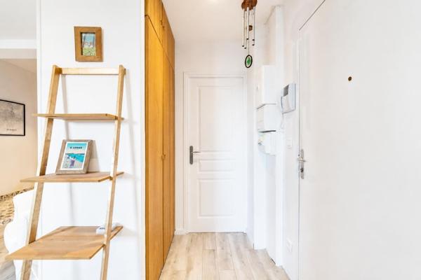 Appartement
         2 pièces
        - 46 m² 228 000 € *