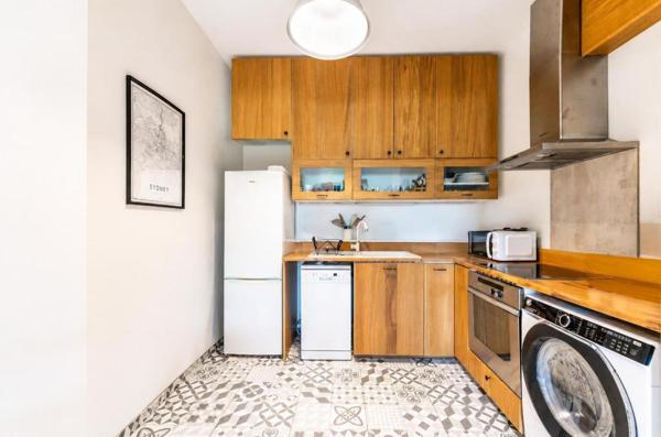 Appartement
         2 pièces
        - 46 m² 228 000 € *