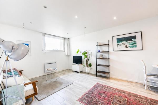 Appartement
         2 pièces
        - 46 m² 228 000 € *