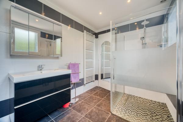 Maison
         4 pièces
        - 105 m² Exclusivité 470 000 € *
