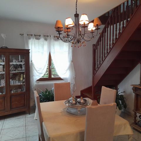 Pas de voisinage immédiat / entrée village