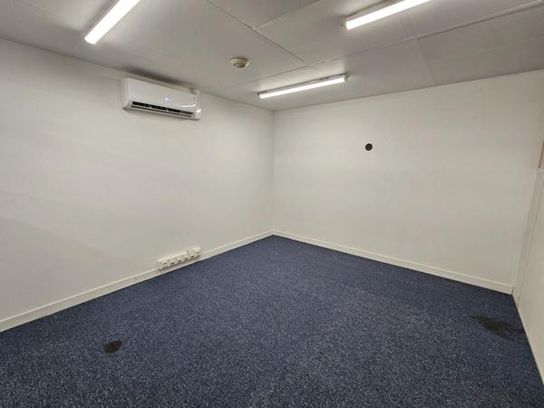 Local d'activité commercial de 360m2 à GROSLAY