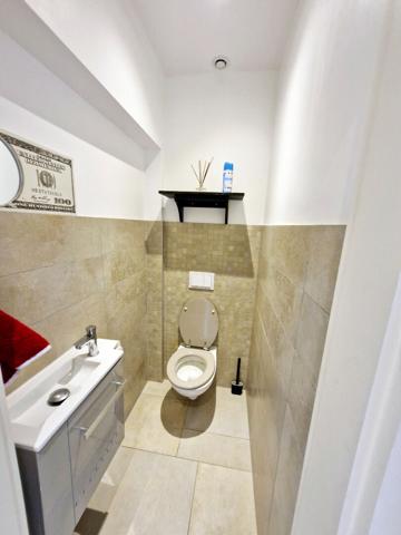MAISON MEUBLEE A MANOM AVEC JARDIN ET GARAGE