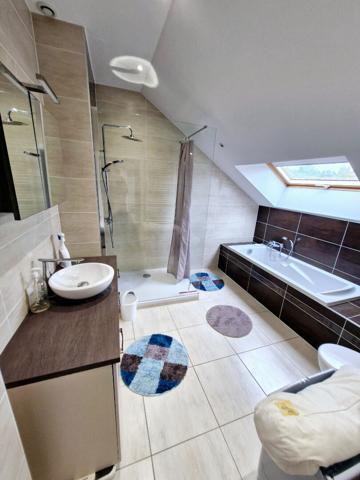 MAISON MEUBLEE A MANOM AVEC JARDIN ET GARAGE