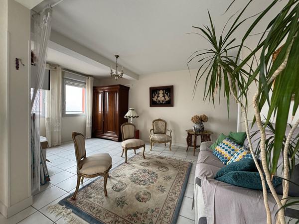 Vue cathédrale, terrasse plein Sud, confort et ascenseur pour cet appartement T4 !