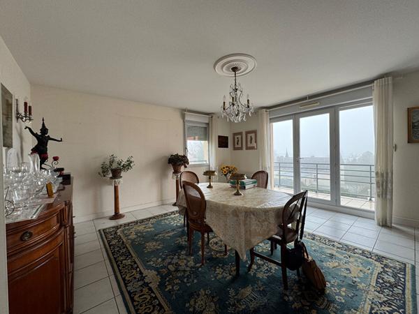 Vue cathédrale, terrasse plein Sud, confort et ascenseur pour cet appartement T4 !