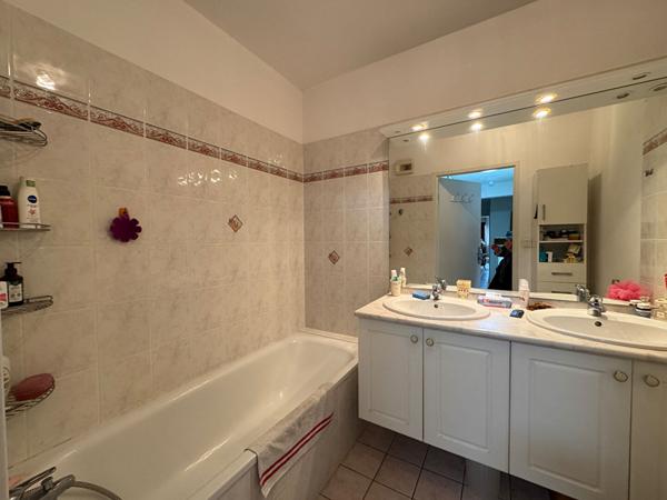 Vue cathédrale, terrasse plein Sud, confort et ascenseur pour cet appartement T4 !