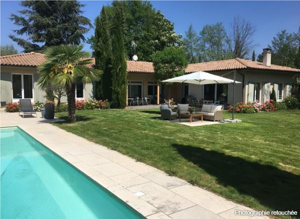 Maison spacieuse à vendre à Écully - 7 chambres, piscine et jardin