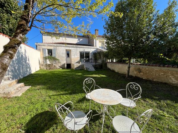 Maison au centre-ville de SAINT JEAN D'ANGELY (17) avec jardin clos de murs