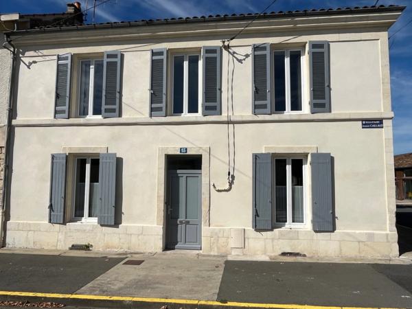 Maison au centre-ville de SAINT JEAN D'ANGELY (17) avec jardin clos de murs