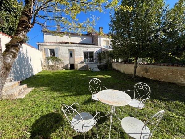 Maison au centre-ville de SAINT JEAN D'ANGELY (17) avec jardin clos de murs