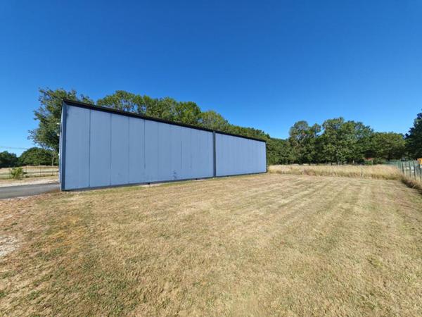 Bâtiment moderne et modulable de 2009 avec un terrain offrant de nombreuses possibilités d'évolution