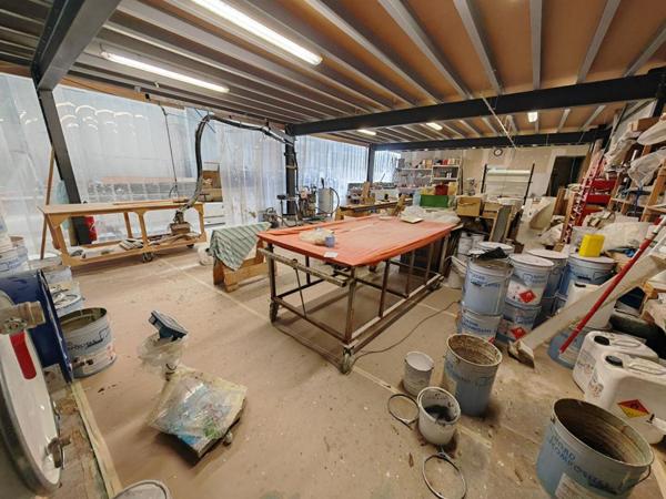 Bâtiment moderne et modulable de 2009 avec un terrain offrant de nombreuses possibilités d'évolution
