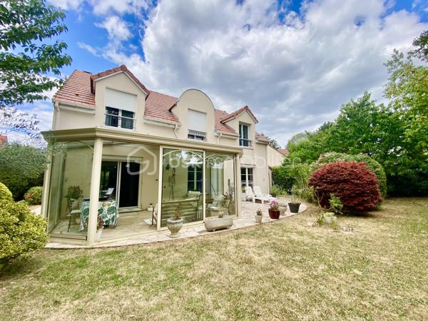 Venez découvrir cette grande maison des années 2000 avec 5 chambres et une véranda de 19 m² sur une parcelle de 881 m² sur le domaine Poirier à Ozoir la Ferrière.
Le plafond cathédrale, dès l'entrée, saura vous convaincre ! Le salon-salle à manger ouvert sur la cuisine et la belle véranda de 19 m² complète le tableau d'excellence. Un vrai coup de cœur !
La maison est située dans un quartier calme, un des plus jolis lotissements de la commune, à proximité des écoles et du centre ville. 

L'entrée de la maison s'ouvre sur la pièce de vie avec le salon, la salle à manger, la grande véranda et la cuisine. L'espace d'environ 75 m² (!!) est l'espace à vivre par excellence, traversant et ouvrant sur la totalité du jardin.
La cuisine est joliment équipée et aménagée, fonctionnelle et esthétique. On trouve également au rdc une suite parentale de 19 m² et un WC.
À l'étage, l’espace nuit se compose d'une suite parentale de 15 m², de 3 chambres de 13, 12 et 11 m², d'une magnifique salle de bain avec baignoire et double-vasque, et d'un WC. 

Tous les matériaux utilisés pour cette maison sont de grande qualité, assurant une isolation et un confort optimal. La décoration des sols, murs et mobiliers est en parfaite harmonie, rehaussant le charme de chaque pièce.

Les +++ : On peut garer 2 véhicules devant le garage, une propriété clôturée et végétalisée, une parcelle d'environ 900 m² engazonnée et fleurie avec dépendance extérieure, un grand garage avec porte automatique de 25 m², une véranda récente de 19 m² avec baie coulissante, une terrasse extérieure, une maison indépendante en parpaing isolée, une toiture en tuiles en excellent état, des volets roulants électriques, du double vitrage de qualité, des radiateurs électriques à inertie récents, un ballon d'eau chaude de 300 litres, une luminosité remarquable toute la journée, une cuisine qualitative parfaitement équipée, le salon-salle à manger traversant exceptionnel de 75 m² (en comptant la cuisine et la véranda), l'entrée et le salon avec le plafond cathédrale, une cheminée monumentale, 5 chambres dont 2 suites parentales, des sols en carrelage ou parquet qualitatif, un DPE de classe D avec une isolation remarquable. L'accès est simple à toutes les commodités : écoles, centre de loisirs, commerces, transports, et espaces verts accessibles à pied. La N4 est à 2'.

Ne tardez pas à visiter ce petit bijou ! Bien exceptionnel sur le marché !
