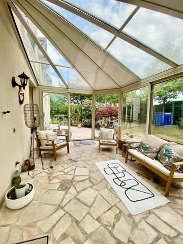 Venez découvrir cette grande maison des années 2000 avec 5 chambres et une véranda de 19 m² sur une parcelle de 881 m² sur le domaine Poirier à Ozoir la Ferrière.
Le plafond cathédrale, dès l'entrée, saura vous convaincre ! Le salon-salle à manger ouvert sur la cuisine et la belle véranda de 19 m² complète le tableau d'excellence. Un vrai coup de cœur !
La maison est située dans un quartier calme, un des plus jolis lotissements de la commune, à proximité des écoles et du centre ville. 

L'entrée de la maison s'ouvre sur la pièce de vie avec le salon, la salle à manger, la grande véranda et la cuisine. L'espace d'environ 75 m² (!!) est l'espace à vivre par excellence, traversant et ouvrant sur la totalité du jardin.
La cuisine est joliment équipée et aménagée, fonctionnelle et esthétique. On trouve également au rdc une suite parentale de 19 m² et un WC.
À l'étage, l’espace nuit se compose d'une suite parentale de 15 m², de 3 chambres de 13, 12 et 11 m², d'une magnifique salle de bain avec baignoire et double-vasque, et d'un WC. 

Tous les matériaux utilisés pour cette maison sont de grande qualité, assurant une isolation et un confort optimal. La décoration des sols, murs et mobiliers est en parfaite harmonie, rehaussant le charme de chaque pièce.

Les +++ : On peut garer 2 véhicules devant le garage, une propriété clôturée et végétalisée, une parcelle d'environ 900 m² engazonnée et fleurie avec dépendance extérieure, un grand garage avec porte automatique de 25 m², une véranda récente de 19 m² avec baie coulissante, une terrasse extérieure, une maison indépendante en parpaing isolée, une toiture en tuiles en excellent état, des volets roulants électriques, du double vitrage de qualité, des radiateurs électriques à inertie récents, un ballon d'eau chaude de 300 litres, une luminosité remarquable toute la journée, une cuisine qualitative parfaitement équipée, le salon-salle à manger traversant exceptionnel de 75 m² (en comptant la cuisine et la véranda), l'entrée et le salon avec le plafond cathédrale, une cheminée monumentale, 5 chambres dont 2 suites parentales, des sols en carrelage ou parquet qualitatif, un DPE de classe D avec une isolation remarquable. L'accès est simple à toutes les commodités : écoles, centre de loisirs, commerces, transports, et espaces verts accessibles à pied. La N4 est à 2'.

Ne tardez pas à visiter ce petit bijou ! Bien exceptionnel sur le marché !