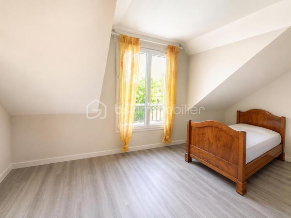 Venez découvrir cette grande maison des années 2000 avec 5 chambres et une véranda de 19 m² sur une parcelle de 881 m² sur le domaine Poirier à Ozoir la Ferrière.
Le plafond cathédrale, dès l'entrée, saura vous convaincre ! Le salon-salle à manger ouvert sur la cuisine et la belle véranda de 19 m² complète le tableau d'excellence. Un vrai coup de cœur !
La maison est située dans un quartier calme, un des plus jolis lotissements de la commune, à proximité des écoles et du centre ville. 

L'entrée de la maison s'ouvre sur la pièce de vie avec le salon, la salle à manger, la grande véranda et la cuisine. L'espace d'environ 75 m² (!!) est l'espace à vivre par excellence, traversant et ouvrant sur la totalité du jardin.
La cuisine est joliment équipée et aménagée, fonctionnelle et esthétique. On trouve également au rdc une suite parentale de 19 m² et un WC.
À l'étage, l’espace nuit se compose d'une suite parentale de 15 m², de 3 chambres de 13, 12 et 11 m², d'une magnifique salle de bain avec baignoire et double-vasque, et d'un WC. 

Tous les matériaux utilisés pour cette maison sont de grande qualité, assurant une isolation et un confort optimal. La décoration des sols, murs et mobiliers est en parfaite harmonie, rehaussant le charme de chaque pièce.

Les +++ : On peut garer 2 véhicules devant le garage, une propriété clôturée et végétalisée, une parcelle d'environ 900 m² engazonnée et fleurie avec dépendance extérieure, un grand garage avec porte automatique de 25 m², une véranda récente de 19 m² avec baie coulissante, une terrasse extérieure, une maison indépendante en parpaing isolée, une toiture en tuiles en excellent état, des volets roulants électriques, du double vitrage de qualité, des radiateurs électriques à inertie récents, un ballon d'eau chaude de 300 litres, une luminosité remarquable toute la journée, une cuisine qualitative parfaitement équipée, le salon-salle à manger traversant exceptionnel de 75 m² (en comptant la cuisine et la véranda), l'entrée et le salon avec le plafond cathédrale, une cheminée monumentale, 5 chambres dont 2 suites parentales, des sols en carrelage ou parquet qualitatif, un DPE de classe D avec une isolation remarquable. L'accès est simple à toutes les commodités : écoles, centre de loisirs, commerces, transports, et espaces verts accessibles à pied. La N4 est à 2'.

Ne tardez pas à visiter ce petit bijou ! Bien exceptionnel sur le marché !