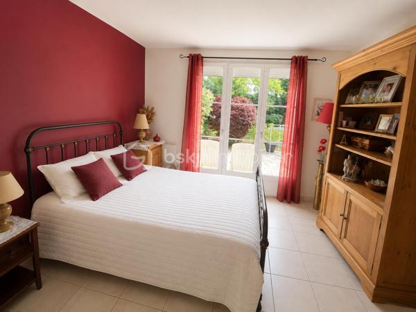 Venez découvrir cette grande maison des années 2000 avec 5 chambres et une véranda de 19 m² sur une parcelle de 881 m² sur le domaine Poirier à Ozoir la Ferrière.
Le plafond cathédrale, dès l'entrée, saura vous convaincre ! Le salon-salle à manger ouvert sur la cuisine et la belle véranda de 19 m² complète le tableau d'excellence. Un vrai coup de cœur !
La maison est située dans un quartier calme, un des plus jolis lotissements de la commune, à proximité des écoles et du centre ville. 

L'entrée de la maison s'ouvre sur la pièce de vie avec le salon, la salle à manger, la grande véranda et la cuisine. L'espace d'environ 75 m² (!!) est l'espace à vivre par excellence, traversant et ouvrant sur la totalité du jardin.
La cuisine est joliment équipée et aménagée, fonctionnelle et esthétique. On trouve également au rdc une suite parentale de 19 m² et un WC.
À l'étage, l’espace nuit se compose d'une suite parentale de 15 m², de 3 chambres de 13, 12 et 11 m², d'une magnifique salle de bain avec baignoire et double-vasque, et d'un WC. 

Tous les matériaux utilisés pour cette maison sont de grande qualité, assurant une isolation et un confort optimal. La décoration des sols, murs et mobiliers est en parfaite harmonie, rehaussant le charme de chaque pièce.

Les +++ : On peut garer 2 véhicules devant le garage, une propriété clôturée et végétalisée, une parcelle d'environ 900 m² engazonnée et fleurie avec dépendance extérieure, un grand garage avec porte automatique de 25 m², une véranda récente de 19 m² avec baie coulissante, une terrasse extérieure, une maison indépendante en parpaing isolée, une toiture en tuiles en excellent état, des volets roulants électriques, du double vitrage de qualité, des radiateurs électriques à inertie récents, un ballon d'eau chaude de 300 litres, une luminosité remarquable toute la journée, une cuisine qualitative parfaitement équipée, le salon-salle à manger traversant exceptionnel de 75 m² (en comptant la cuisine et la véranda), l'entrée et le salon avec le plafond cathédrale, une cheminée monumentale, 5 chambres dont 2 suites parentales, des sols en carrelage ou parquet qualitatif, un DPE de classe D avec une isolation remarquable. L'accès est simple à toutes les commodités : écoles, centre de loisirs, commerces, transports, et espaces verts accessibles à pied. La N4 est à 2'.

Ne tardez pas à visiter ce petit bijou ! Bien exceptionnel sur le marché !