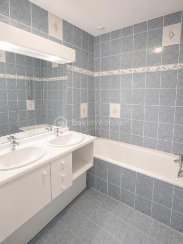 Venez découvrir cette grande maison des années 2000 avec 5 chambres et une véranda de 19 m² sur une parcelle de 881 m² sur le domaine Poirier à Ozoir la Ferrière.
Le plafond cathédrale, dès l'entrée, saura vous convaincre ! Le salon-salle à manger ouvert sur la cuisine et la belle véranda de 19 m² complète le tableau d'excellence. Un vrai coup de cœur !
La maison est située dans un quartier calme, un des plus jolis lotissements de la commune, à proximité des écoles et du centre ville. 

L'entrée de la maison s'ouvre sur la pièce de vie avec le salon, la salle à manger, la grande véranda et la cuisine. L'espace d'environ 75 m² (!!) est l'espace à vivre par excellence, traversant et ouvrant sur la totalité du jardin.
La cuisine est joliment équipée et aménagée, fonctionnelle et esthétique. On trouve également au rdc une suite parentale de 19 m² et un WC.
À l'étage, l’espace nuit se compose d'une suite parentale de 15 m², de 3 chambres de 13, 12 et 11 m², d'une magnifique salle de bain avec baignoire et double-vasque, et d'un WC. 

Tous les matériaux utilisés pour cette maison sont de grande qualité, assurant une isolation et un confort optimal. La décoration des sols, murs et mobiliers est en parfaite harmonie, rehaussant le charme de chaque pièce.

Les +++ : On peut garer 2 véhicules devant le garage, une propriété clôturée et végétalisée, une parcelle d'environ 900 m² engazonnée et fleurie avec dépendance extérieure, un grand garage avec porte automatique de 25 m², une véranda récente de 19 m² avec baie coulissante, une terrasse extérieure, une maison indépendante en parpaing isolée, une toiture en tuiles en excellent état, des volets roulants électriques, du double vitrage de qualité, des radiateurs électriques à inertie récents, un ballon d'eau chaude de 300 litres, une luminosité remarquable toute la journée, une cuisine qualitative parfaitement équipée, le salon-salle à manger traversant exceptionnel de 75 m² (en comptant la cuisine et la véranda), l'entrée et le salon avec le plafond cathédrale, une cheminée monumentale, 5 chambres dont 2 suites parentales, des sols en carrelage ou parquet qualitatif, un DPE de classe D avec une isolation remarquable. L'accès est simple à toutes les commodités : écoles, centre de loisirs, commerces, transports, et espaces verts accessibles à pied. La N4 est à 2'.

Ne tardez pas à visiter ce petit bijou ! Bien exceptionnel sur le marché !