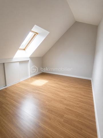 Venez découvrir cette grande maison des années 2000 avec 5 chambres et une véranda de 19 m² sur une parcelle de 881 m² sur le domaine Poirier à Ozoir la Ferrière.
Le plafond cathédrale, dès l'entrée, saura vous convaincre ! Le salon-salle à manger ouvert sur la cuisine et la belle véranda de 19 m² complète le tableau d'excellence. Un vrai coup de cœur !
La maison est située dans un quartier calme, un des plus jolis lotissements de la commune, à proximité des écoles et du centre ville. 

L'entrée de la maison s'ouvre sur la pièce de vie avec le salon, la salle à manger, la grande véranda et la cuisine. L'espace d'environ 75 m² (!!) est l'espace à vivre par excellence, traversant et ouvrant sur la totalité du jardin.
La cuisine est joliment équipée et aménagée, fonctionnelle et esthétique. On trouve également au rdc une suite parentale de 19 m² et un WC.
À l'étage, l’espace nuit se compose d'une suite parentale de 15 m², de 3 chambres de 13, 12 et 11 m², d'une magnifique salle de bain avec baignoire et double-vasque, et d'un WC. 

Tous les matériaux utilisés pour cette maison sont de grande qualité, assurant une isolation et un confort optimal. La décoration des sols, murs et mobiliers est en parfaite harmonie, rehaussant le charme de chaque pièce.

Les +++ : On peut garer 2 véhicules devant le garage, une propriété clôturée et végétalisée, une parcelle d'environ 900 m² engazonnée et fleurie avec dépendance extérieure, un grand garage avec porte automatique de 25 m², une véranda récente de 19 m² avec baie coulissante, une terrasse extérieure, une maison indépendante en parpaing isolée, une toiture en tuiles en excellent état, des volets roulants électriques, du double vitrage de qualité, des radiateurs électriques à inertie récents, un ballon d'eau chaude de 300 litres, une luminosité remarquable toute la journée, une cuisine qualitative parfaitement équipée, le salon-salle à manger traversant exceptionnel de 75 m² (en comptant la cuisine et la véranda), l'entrée et le salon avec le plafond cathédrale, une cheminée monumentale, 5 chambres dont 2 suites parentales, des sols en carrelage ou parquet qualitatif, un DPE de classe D avec une isolation remarquable. L'accès est simple à toutes les commodités : écoles, centre de loisirs, commerces, transports, et espaces verts accessibles à pied. La N4 est à 2'.

Ne tardez pas à visiter ce petit bijou ! Bien exceptionnel sur le marché !