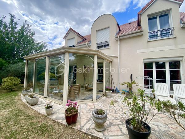 Venez découvrir cette grande maison des années 2000 avec 5 chambres et une véranda de 19 m² sur une parcelle de 881 m² sur le domaine Poirier à Ozoir la Ferrière.
Le plafond cathédrale, dès l'entrée, saura vous convaincre ! Le salon-salle à manger ouvert sur la cuisine et la belle véranda de 19 m² complète le tableau d'excellence. Un vrai coup de cœur !
La maison est située dans un quartier calme, un des plus jolis lotissements de la commune, à proximité des écoles et du centre ville. 

L'entrée de la maison s'ouvre sur la pièce de vie avec le salon, la salle à manger, la grande véranda et la cuisine. L'espace d'environ 75 m² (!!) est l'espace à vivre par excellence, traversant et ouvrant sur la totalité du jardin.
La cuisine est joliment équipée et aménagée, fonctionnelle et esthétique. On trouve également au rdc une suite parentale de 19 m² et un WC.
À l'étage, l’espace nuit se compose d'une suite parentale de 15 m², de 3 chambres de 13, 12 et 11 m², d'une magnifique salle de bain avec baignoire et double-vasque, et d'un WC. 

Tous les matériaux utilisés pour cette maison sont de grande qualité, assurant une isolation et un confort optimal. La décoration des sols, murs et mobiliers est en parfaite harmonie, rehaussant le charme de chaque pièce.

Les +++ : On peut garer 2 véhicules devant le garage, une propriété clôturée et végétalisée, une parcelle d'environ 900 m² engazonnée et fleurie avec dépendance extérieure, un grand garage avec porte automatique de 25 m², une véranda récente de 19 m² avec baie coulissante, une terrasse extérieure, une maison indépendante en parpaing isolée, une toiture en tuiles en excellent état, des volets roulants électriques, du double vitrage de qualité, des radiateurs électriques à inertie récents, un ballon d'eau chaude de 300 litres, une luminosité remarquable toute la journée, une cuisine qualitative parfaitement équipée, le salon-salle à manger traversant exceptionnel de 75 m² (en comptant la cuisine et la véranda), l'entrée et le salon avec le plafond cathédrale, une cheminée monumentale, 5 chambres dont 2 suites parentales, des sols en carrelage ou parquet qualitatif, un DPE de classe D avec une isolation remarquable. L'accès est simple à toutes les commodités : écoles, centre de loisirs, commerces, transports, et espaces verts accessibles à pied. La N4 est à 2'.

Ne tardez pas à visiter ce petit bijou ! Bien exceptionnel sur le marché !