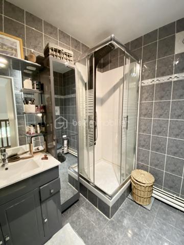 Venez découvrir cette grande maison des années 2000 avec 5 chambres et une véranda de 19 m² sur une parcelle de 881 m² sur le domaine Poirier à Ozoir la Ferrière.
Le plafond cathédrale, dès l'entrée, saura vous convaincre ! Le salon-salle à manger ouvert sur la cuisine et la belle véranda de 19 m² complète le tableau d'excellence. Un vrai coup de cœur !
La maison est située dans un quartier calme, un des plus jolis lotissements de la commune, à proximité des écoles et du centre ville. 

L'entrée de la maison s'ouvre sur la pièce de vie avec le salon, la salle à manger, la grande véranda et la cuisine. L'espace d'environ 75 m² (!!) est l'espace à vivre par excellence, traversant et ouvrant sur la totalité du jardin.
La cuisine est joliment équipée et aménagée, fonctionnelle et esthétique. On trouve également au rdc une suite parentale de 19 m² et un WC.
À l'étage, l’espace nuit se compose d'une suite parentale de 15 m², de 3 chambres de 13, 12 et 11 m², d'une magnifique salle de bain avec baignoire et double-vasque, et d'un WC. 

Tous les matériaux utilisés pour cette maison sont de grande qualité, assurant une isolation et un confort optimal. La décoration des sols, murs et mobiliers est en parfaite harmonie, rehaussant le charme de chaque pièce.

Les +++ : On peut garer 2 véhicules devant le garage, une propriété clôturée et végétalisée, une parcelle d'environ 900 m² engazonnée et fleurie avec dépendance extérieure, un grand garage avec porte automatique de 25 m², une véranda récente de 19 m² avec baie coulissante, une terrasse extérieure, une maison indépendante en parpaing isolée, une toiture en tuiles en excellent état, des volets roulants électriques, du double vitrage de qualité, des radiateurs électriques à inertie récents, un ballon d'eau chaude de 300 litres, une luminosité remarquable toute la journée, une cuisine qualitative parfaitement équipée, le salon-salle à manger traversant exceptionnel de 75 m² (en comptant la cuisine et la véranda), l'entrée et le salon avec le plafond cathédrale, une cheminée monumentale, 5 chambres dont 2 suites parentales, des sols en carrelage ou parquet qualitatif, un DPE de classe D avec une isolation remarquable. L'accès est simple à toutes les commodités : écoles, centre de loisirs, commerces, transports, et espaces verts accessibles à pied. La N4 est à 2'.

Ne tardez pas à visiter ce petit bijou ! Bien exceptionnel sur le marché !