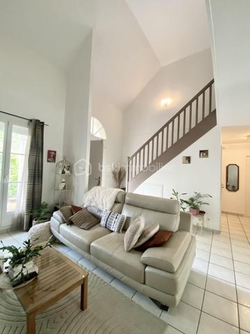 Venez découvrir cette grande maison des années 2000 avec 5 chambres et une véranda de 19 m² sur une parcelle de 881 m² sur le domaine Poirier à Ozoir la Ferrière.
Le plafond cathédrale, dès l'entrée, saura vous convaincre ! Le salon-salle à manger ouvert sur la cuisine et la belle véranda de 19 m² complète le tableau d'excellence. Un vrai coup de cœur !
La maison est située dans un quartier calme, un des plus jolis lotissements de la commune, à proximité des écoles et du centre ville. 

L'entrée de la maison s'ouvre sur la pièce de vie avec le salon, la salle à manger, la grande véranda et la cuisine. L'espace d'environ 75 m² (!!) est l'espace à vivre par excellence, traversant et ouvrant sur la totalité du jardin.
La cuisine est joliment équipée et aménagée, fonctionnelle et esthétique. On trouve également au rdc une suite parentale de 19 m² et un WC.
À l'étage, l’espace nuit se compose d'une suite parentale de 15 m², de 3 chambres de 13, 12 et 11 m², d'une magnifique salle de bain avec baignoire et double-vasque, et d'un WC. 

Tous les matériaux utilisés pour cette maison sont de grande qualité, assurant une isolation et un confort optimal. La décoration des sols, murs et mobiliers est en parfaite harmonie, rehaussant le charme de chaque pièce.

Les +++ : On peut garer 2 véhicules devant le garage, une propriété clôturée et végétalisée, une parcelle d'environ 900 m² engazonnée et fleurie avec dépendance extérieure, un grand garage avec porte automatique de 25 m², une véranda récente de 19 m² avec baie coulissante, une terrasse extérieure, une maison indépendante en parpaing isolée, une toiture en tuiles en excellent état, des volets roulants électriques, du double vitrage de qualité, des radiateurs électriques à inertie récents, un ballon d'eau chaude de 300 litres, une luminosité remarquable toute la journée, une cuisine qualitative parfaitement équipée, le salon-salle à manger traversant exceptionnel de 75 m² (en comptant la cuisine et la véranda), l'entrée et le salon avec le plafond cathédrale, une cheminée monumentale, 5 chambres dont 2 suites parentales, des sols en carrelage ou parquet qualitatif, un DPE de classe D avec une isolation remarquable. L'accès est simple à toutes les commodités : écoles, centre de loisirs, commerces, transports, et espaces verts accessibles à pied. La N4 est à 2'.

Ne tardez pas à visiter ce petit bijou ! Bien exceptionnel sur le marché !