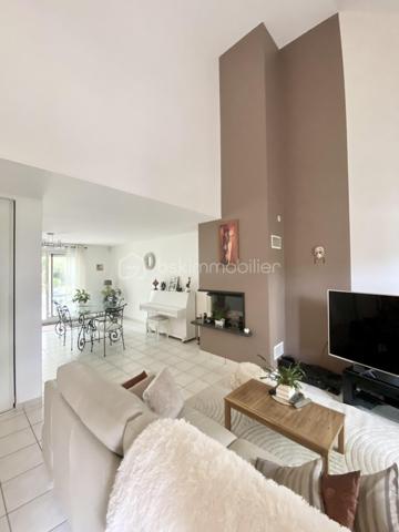 Venez découvrir cette grande maison des années 2000 avec 5 chambres et une véranda de 19 m² sur une parcelle de 881 m² sur le domaine Poirier à Ozoir la Ferrière.
Le plafond cathédrale, dès l'entrée, saura vous convaincre ! Le salon-salle à manger ouvert sur la cuisine et la belle véranda de 19 m² complète le tableau d'excellence. Un vrai coup de cœur !
La maison est située dans un quartier calme, un des plus jolis lotissements de la commune, à proximité des écoles et du centre ville. 

L'entrée de la maison s'ouvre sur la pièce de vie avec le salon, la salle à manger, la grande véranda et la cuisine. L'espace d'environ 75 m² (!!) est l'espace à vivre par excellence, traversant et ouvrant sur la totalité du jardin.
La cuisine est joliment équipée et aménagée, fonctionnelle et esthétique. On trouve également au rdc une suite parentale de 19 m² et un WC.
À l'étage, l’espace nuit se compose d'une suite parentale de 15 m², de 3 chambres de 13, 12 et 11 m², d'une magnifique salle de bain avec baignoire et double-vasque, et d'un WC. 

Tous les matériaux utilisés pour cette maison sont de grande qualité, assurant une isolation et un confort optimal. La décoration des sols, murs et mobiliers est en parfaite harmonie, rehaussant le charme de chaque pièce.

Les +++ : On peut garer 2 véhicules devant le garage, une propriété clôturée et végétalisée, une parcelle d'environ 900 m² engazonnée et fleurie avec dépendance extérieure, un grand garage avec porte automatique de 25 m², une véranda récente de 19 m² avec baie coulissante, une terrasse extérieure, une maison indépendante en parpaing isolée, une toiture en tuiles en excellent état, des volets roulants électriques, du double vitrage de qualité, des radiateurs électriques à inertie récents, un ballon d'eau chaude de 300 litres, une luminosité remarquable toute la journée, une cuisine qualitative parfaitement équipée, le salon-salle à manger traversant exceptionnel de 75 m² (en comptant la cuisine et la véranda), l'entrée et le salon avec le plafond cathédrale, une cheminée monumentale, 5 chambres dont 2 suites parentales, des sols en carrelage ou parquet qualitatif, un DPE de classe D avec une isolation remarquable. L'accès est simple à toutes les commodités : écoles, centre de loisirs, commerces, transports, et espaces verts accessibles à pied. La N4 est à 2'.

Ne tardez pas à visiter ce petit bijou ! Bien exceptionnel sur le marché !