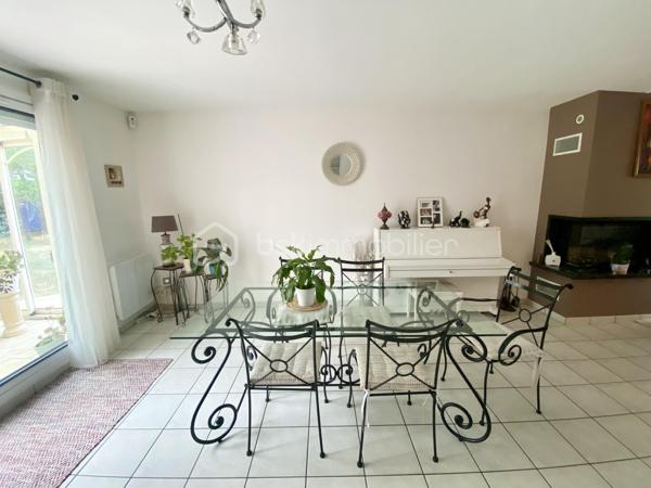 Venez découvrir cette grande maison des années 2000 avec 5 chambres et une véranda de 19 m² sur une parcelle de 881 m² sur le domaine Poirier à Ozoir la Ferrière.
Le plafond cathédrale, dès l'entrée, saura vous convaincre ! Le salon-salle à manger ouvert sur la cuisine et la belle véranda de 19 m² complète le tableau d'excellence. Un vrai coup de cœur !
La maison est située dans un quartier calme, un des plus jolis lotissements de la commune, à proximité des écoles et du centre ville. 

L'entrée de la maison s'ouvre sur la pièce de vie avec le salon, la salle à manger, la grande véranda et la cuisine. L'espace d'environ 75 m² (!!) est l'espace à vivre par excellence, traversant et ouvrant sur la totalité du jardin.
La cuisine est joliment équipée et aménagée, fonctionnelle et esthétique. On trouve également au rdc une suite parentale de 19 m² et un WC.
À l'étage, l’espace nuit se compose d'une suite parentale de 15 m², de 3 chambres de 13, 12 et 11 m², d'une magnifique salle de bain avec baignoire et double-vasque, et d'un WC. 

Tous les matériaux utilisés pour cette maison sont de grande qualité, assurant une isolation et un confort optimal. La décoration des sols, murs et mobiliers est en parfaite harmonie, rehaussant le charme de chaque pièce.

Les +++ : On peut garer 2 véhicules devant le garage, une propriété clôturée et végétalisée, une parcelle d'environ 900 m² engazonnée et fleurie avec dépendance extérieure, un grand garage avec porte automatique de 25 m², une véranda récente de 19 m² avec baie coulissante, une terrasse extérieure, une maison indépendante en parpaing isolée, une toiture en tuiles en excellent état, des volets roulants électriques, du double vitrage de qualité, des radiateurs électriques à inertie récents, un ballon d'eau chaude de 300 litres, une luminosité remarquable toute la journée, une cuisine qualitative parfaitement équipée, le salon-salle à manger traversant exceptionnel de 75 m² (en comptant la cuisine et la véranda), l'entrée et le salon avec le plafond cathédrale, une cheminée monumentale, 5 chambres dont 2 suites parentales, des sols en carrelage ou parquet qualitatif, un DPE de classe D avec une isolation remarquable. L'accès est simple à toutes les commodités : écoles, centre de loisirs, commerces, transports, et espaces verts accessibles à pied. La N4 est à 2'.

Ne tardez pas à visiter ce petit bijou ! Bien exceptionnel sur le marché !