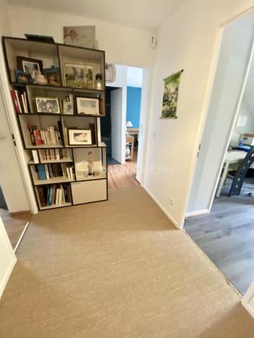 Venez découvrir cette grande maison des années 2000 avec 5 chambres et une véranda de 19 m² sur une parcelle de 881 m² sur le domaine Poirier à Ozoir la Ferrière.
Le plafond cathédrale, dès l'entrée, saura vous convaincre ! Le salon-salle à manger ouvert sur la cuisine et la belle véranda de 19 m² complète le tableau d'excellence. Un vrai coup de cœur !
La maison est située dans un quartier calme, un des plus jolis lotissements de la commune, à proximité des écoles et du centre ville. 

L'entrée de la maison s'ouvre sur la pièce de vie avec le salon, la salle à manger, la grande véranda et la cuisine. L'espace d'environ 75 m² (!!) est l'espace à vivre par excellence, traversant et ouvrant sur la totalité du jardin.
La cuisine est joliment équipée et aménagée, fonctionnelle et esthétique. On trouve également au rdc une suite parentale de 19 m² et un WC.
À l'étage, l’espace nuit se compose d'une suite parentale de 15 m², de 3 chambres de 13, 12 et 11 m², d'une magnifique salle de bain avec baignoire et double-vasque, et d'un WC. 

Tous les matériaux utilisés pour cette maison sont de grande qualité, assurant une isolation et un confort optimal. La décoration des sols, murs et mobiliers est en parfaite harmonie, rehaussant le charme de chaque pièce.

Les +++ : On peut garer 2 véhicules devant le garage, une propriété clôturée et végétalisée, une parcelle d'environ 900 m² engazonnée et fleurie avec dépendance extérieure, un grand garage avec porte automatique de 25 m², une véranda récente de 19 m² avec baie coulissante, une terrasse extérieure, une maison indépendante en parpaing isolée, une toiture en tuiles en excellent état, des volets roulants électriques, du double vitrage de qualité, des radiateurs électriques à inertie récents, un ballon d'eau chaude de 300 litres, une luminosité remarquable toute la journée, une cuisine qualitative parfaitement équipée, le salon-salle à manger traversant exceptionnel de 75 m² (en comptant la cuisine et la véranda), l'entrée et le salon avec le plafond cathédrale, une cheminée monumentale, 5 chambres dont 2 suites parentales, des sols en carrelage ou parquet qualitatif, un DPE de classe D avec une isolation remarquable. L'accès est simple à toutes les commodités : écoles, centre de loisirs, commerces, transports, et espaces verts accessibles à pied. La N4 est à 2'.

Ne tardez pas à visiter ce petit bijou ! Bien exceptionnel sur le marché !