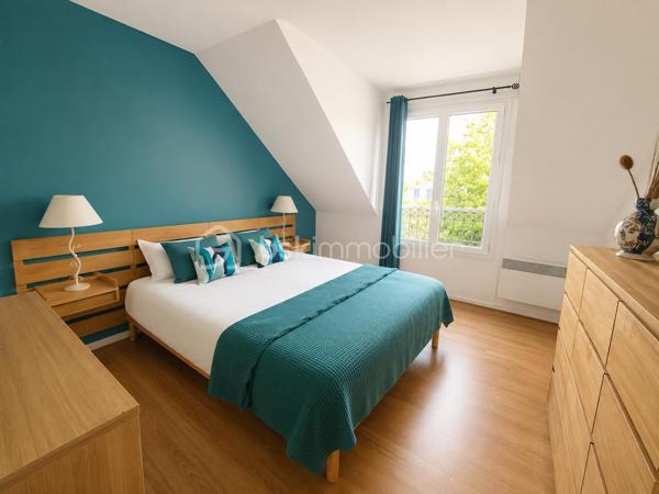 Venez découvrir cette grande maison des années 2000 avec 5 chambres et une véranda de 19 m² sur une parcelle de 881 m² sur le domaine Poirier à Ozoir la Ferrière.
Le plafond cathédrale, dès l'entrée, saura vous convaincre ! Le salon-salle à manger ouvert sur la cuisine et la belle véranda de 19 m² complète le tableau d'excellence. Un vrai coup de cœur !
La maison est située dans un quartier calme, un des plus jolis lotissements de la commune, à proximité des écoles et du centre ville. 

L'entrée de la maison s'ouvre sur la pièce de vie avec le salon, la salle à manger, la grande véranda et la cuisine. L'espace d'environ 75 m² (!!) est l'espace à vivre par excellence, traversant et ouvrant sur la totalité du jardin.
La cuisine est joliment équipée et aménagée, fonctionnelle et esthétique. On trouve également au rdc une suite parentale de 19 m² et un WC.
À l'étage, l’espace nuit se compose d'une suite parentale de 15 m², de 3 chambres de 13, 12 et 11 m², d'une magnifique salle de bain avec baignoire et double-vasque, et d'un WC. 

Tous les matériaux utilisés pour cette maison sont de grande qualité, assurant une isolation et un confort optimal. La décoration des sols, murs et mobiliers est en parfaite harmonie, rehaussant le charme de chaque pièce.

Les +++ : On peut garer 2 véhicules devant le garage, une propriété clôturée et végétalisée, une parcelle d'environ 900 m² engazonnée et fleurie avec dépendance extérieure, un grand garage avec porte automatique de 25 m², une véranda récente de 19 m² avec baie coulissante, une terrasse extérieure, une maison indépendante en parpaing isolée, une toiture en tuiles en excellent état, des volets roulants électriques, du double vitrage de qualité, des radiateurs électriques à inertie récents, un ballon d'eau chaude de 300 litres, une luminosité remarquable toute la journée, une cuisine qualitative parfaitement équipée, le salon-salle à manger traversant exceptionnel de 75 m² (en comptant la cuisine et la véranda), l'entrée et le salon avec le plafond cathédrale, une cheminée monumentale, 5 chambres dont 2 suites parentales, des sols en carrelage ou parquet qualitatif, un DPE de classe D avec une isolation remarquable. L'accès est simple à toutes les commodités : écoles, centre de loisirs, commerces, transports, et espaces verts accessibles à pied. La N4 est à 2'.

Ne tardez pas à visiter ce petit bijou ! Bien exceptionnel sur le marché !