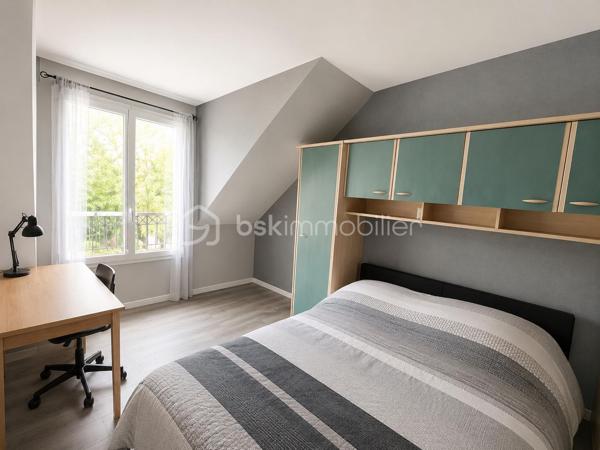Venez découvrir cette grande maison des années 2000 avec 5 chambres et une véranda de 19 m² sur une parcelle de 881 m² sur le domaine Poirier à Ozoir la Ferrière.
Le plafond cathédrale, dès l'entrée, saura vous convaincre ! Le salon-salle à manger ouvert sur la cuisine et la belle véranda de 19 m² complète le tableau d'excellence. Un vrai coup de cœur !
La maison est située dans un quartier calme, un des plus jolis lotissements de la commune, à proximité des écoles et du centre ville. 

L'entrée de la maison s'ouvre sur la pièce de vie avec le salon, la salle à manger, la grande véranda et la cuisine. L'espace d'environ 75 m² (!!) est l'espace à vivre par excellence, traversant et ouvrant sur la totalité du jardin.
La cuisine est joliment équipée et aménagée, fonctionnelle et esthétique. On trouve également au rdc une suite parentale de 19 m² et un WC.
À l'étage, l’espace nuit se compose d'une suite parentale de 15 m², de 3 chambres de 13, 12 et 11 m², d'une magnifique salle de bain avec baignoire et double-vasque, et d'un WC. 

Tous les matériaux utilisés pour cette maison sont de grande qualité, assurant une isolation et un confort optimal. La décoration des sols, murs et mobiliers est en parfaite harmonie, rehaussant le charme de chaque pièce.

Les +++ : On peut garer 2 véhicules devant le garage, une propriété clôturée et végétalisée, une parcelle d'environ 900 m² engazonnée et fleurie avec dépendance extérieure, un grand garage avec porte automatique de 25 m², une véranda récente de 19 m² avec baie coulissante, une terrasse extérieure, une maison indépendante en parpaing isolée, une toiture en tuiles en excellent état, des volets roulants électriques, du double vitrage de qualité, des radiateurs électriques à inertie récents, un ballon d'eau chaude de 300 litres, une luminosité remarquable toute la journée, une cuisine qualitative parfaitement équipée, le salon-salle à manger traversant exceptionnel de 75 m² (en comptant la cuisine et la véranda), l'entrée et le salon avec le plafond cathédrale, une cheminée monumentale, 5 chambres dont 2 suites parentales, des sols en carrelage ou parquet qualitatif, un DPE de classe D avec une isolation remarquable. L'accès est simple à toutes les commodités : écoles, centre de loisirs, commerces, transports, et espaces verts accessibles à pied. La N4 est à 2'.

Ne tardez pas à visiter ce petit bijou ! Bien exceptionnel sur le marché !