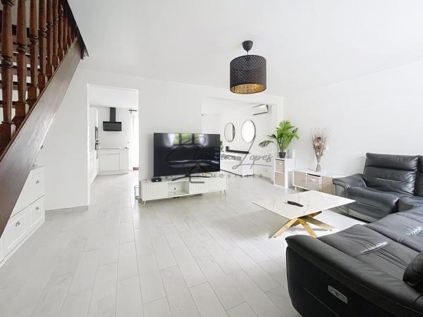 MAGNIFIQUE !!! MAISON FAMILIALE ENTIEREMENT RENOVEE 3 CHAMBRES ET UN GARAGE