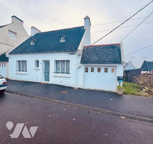 PLABENNEC Bourg. Petite maison traditionnelle  de 1969, de plain pied posée sur une parcelle ar...