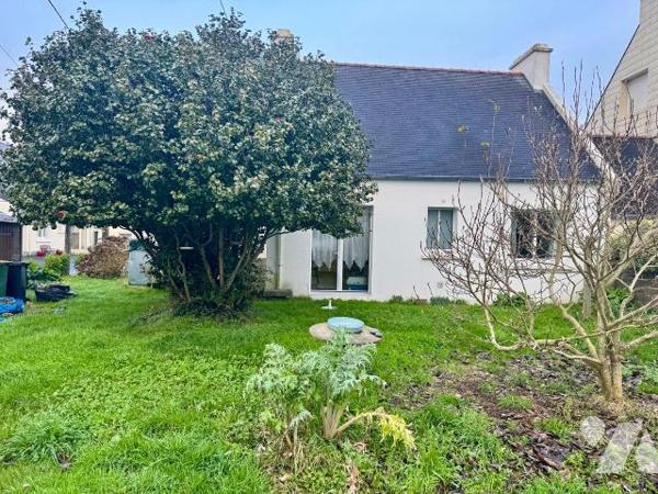 PLABENNEC Bourg. Petite maison traditionnelle  de 1969, de plain pied posée sur une parcelle ar...
