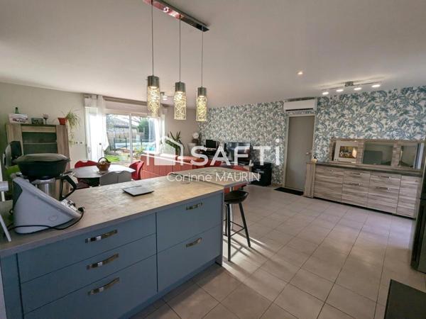 Maison traditionnelle de plain pied. 3 chambres, terrain clos, piscine