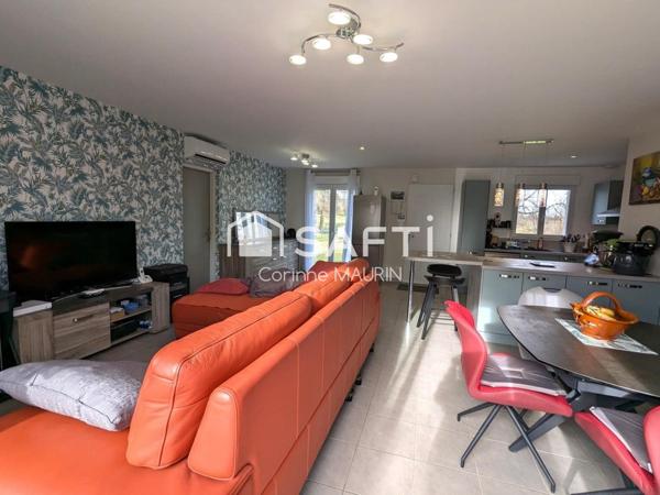 Maison traditionnelle de plain pied. 3 chambres, terrain clos, piscine