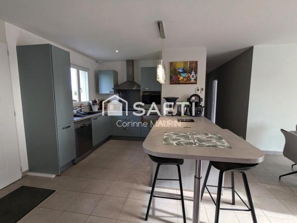 Maison traditionnelle de plain pied. 3 chambres, terrain clos, piscine