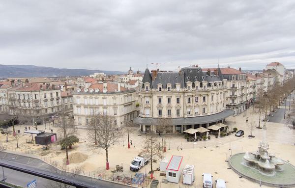 VALENCE. COEUR DE VILLE. APPARTEMENT DE 97.50 M2 . BALCON. CAVE. GARAGE.